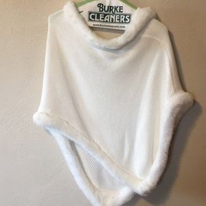 Rue21 White poncho with fur trim